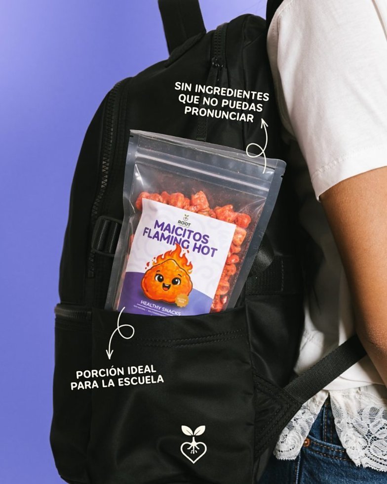 Bolsa de ROOT Maicitos Flaming Hot colgando de una mochila escolar